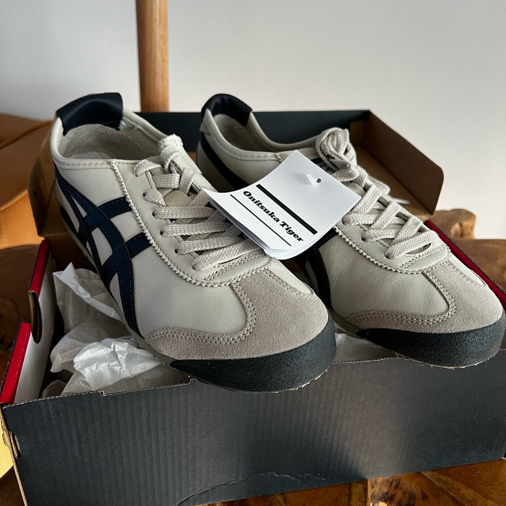 Onitsuka Tiger Cream and Black Sneakers Retro Style